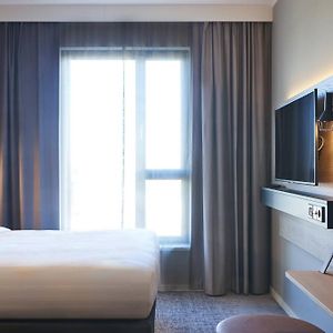 Moxy Sleeper Guest room 1 Queen